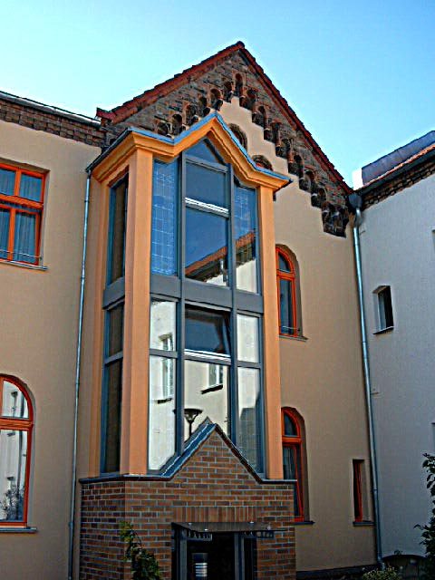 Erkerfenster mit Brandschutzverglasung und integrierter Bleiverglasung