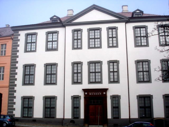 Fassade mit erneuerten Fenstern, Städtische Museen