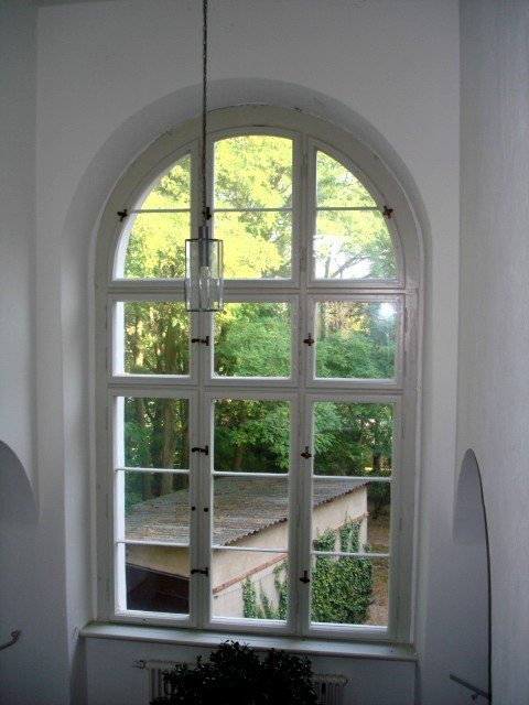 Restauriertes Rundbogenfenster im Kloster Neuzelle
