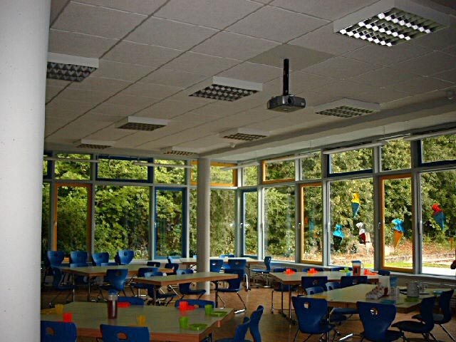 Raumhohe Fensterfront in einem Klassenraum