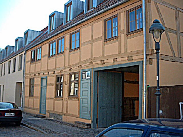 Fachwerkfassade in Nauen mit erneuerten Fenstern und Tor