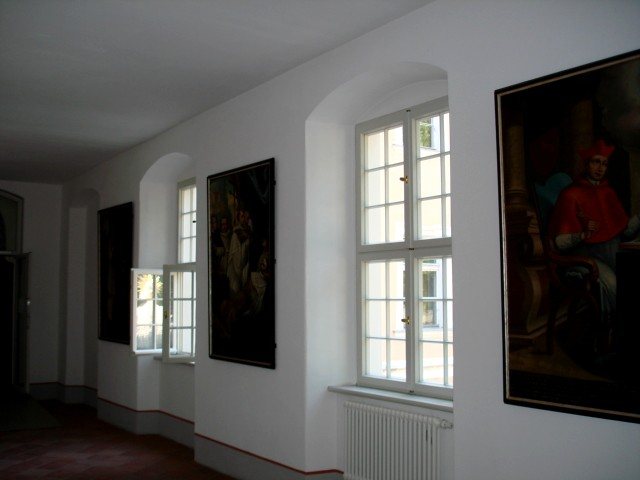 Innengalerie im Kloster Neuzelle mit restaurierten Fenstern