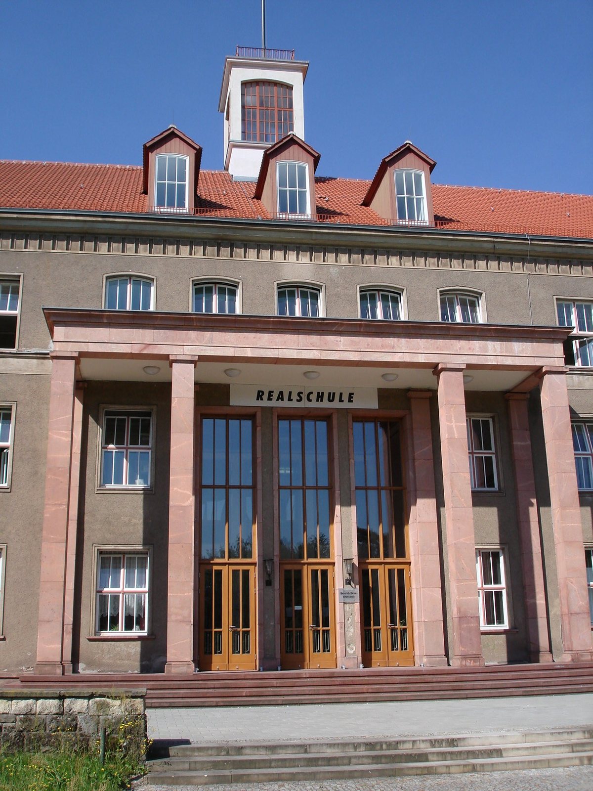 Eichenportal einer Realschule, dreiflügelig