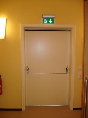 Notausgangstür mit Panikstange nach EN 1125