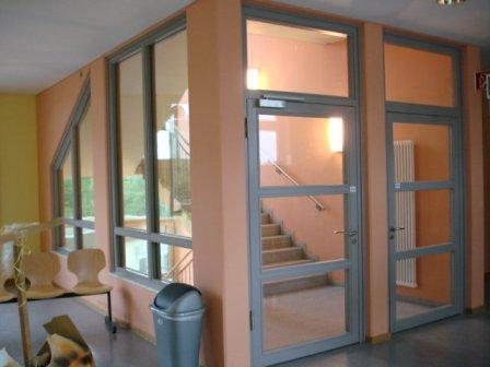 Brandschutzverglasung im Eingangsbereich mit Treppenhaustür
