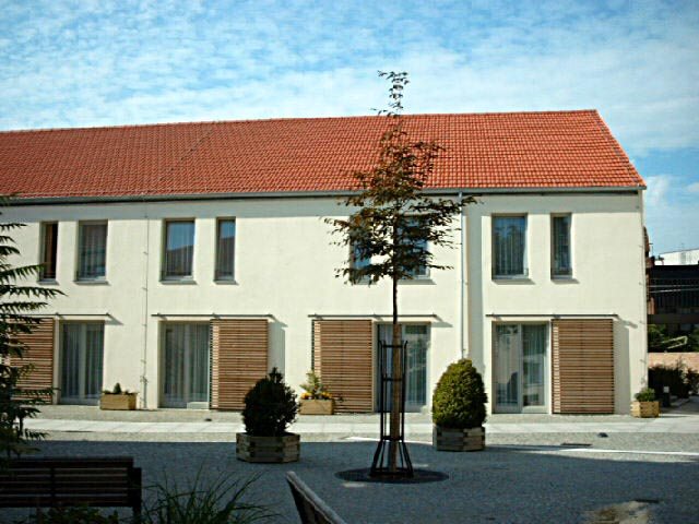 Innenhof in Nauen mit Fenstern und Klappläden