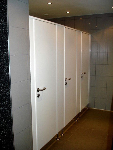 WC-Trennwandanlage in einer Spielbank
