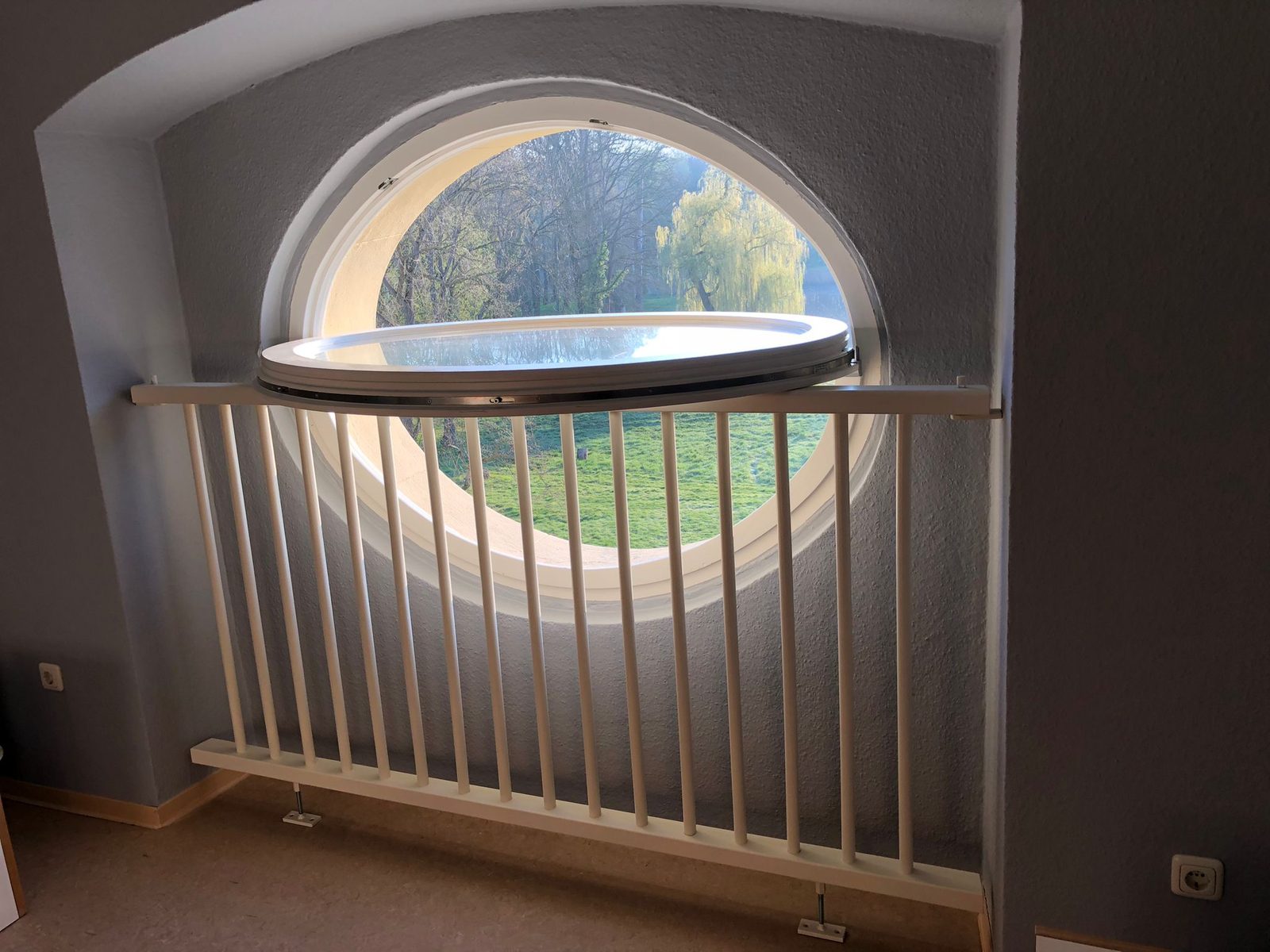 Restauriertes Ochsenauge – geöffnet, rundes Sprossenfenster in einer Dachnische, Schloss Trebnitz