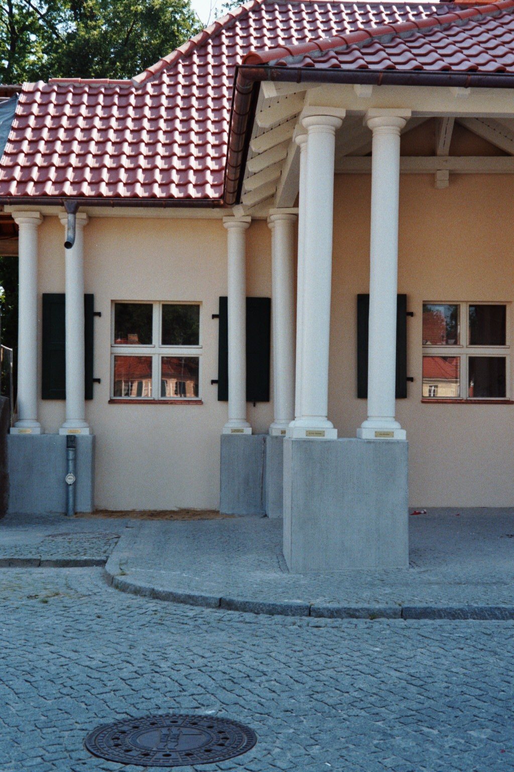 Restaurierte Säulen am Bahnhof Bad Saarow