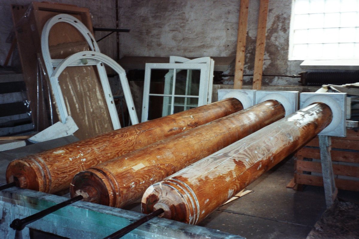 Historische Holzsäulen in der Werkstatt vor der Restaurierung
